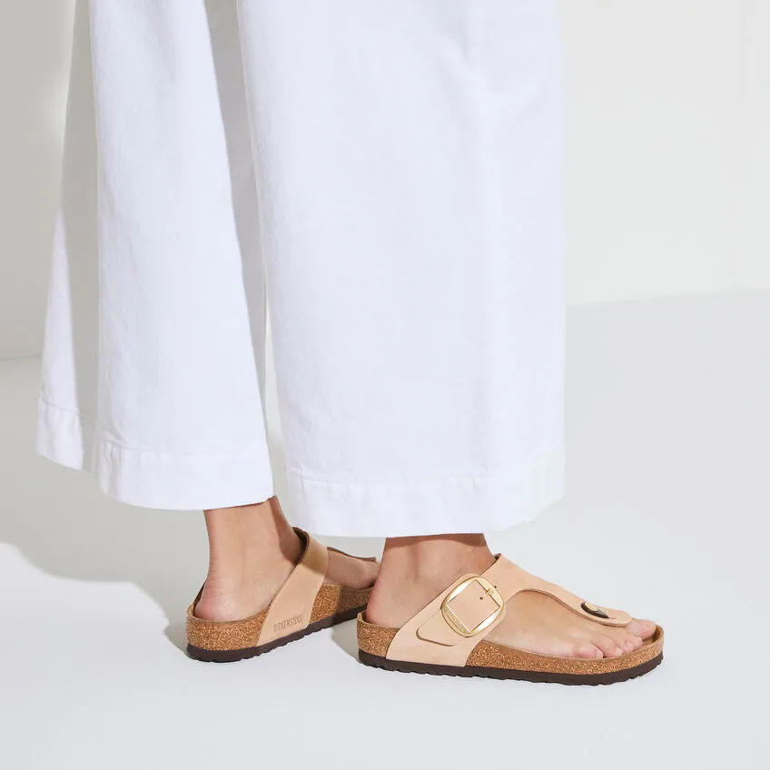 WOMEN'S BIRKENSTOCK GIZEH BIG BUCKLE SANDAL | SANDCASTLE NUBUCK LEATHER